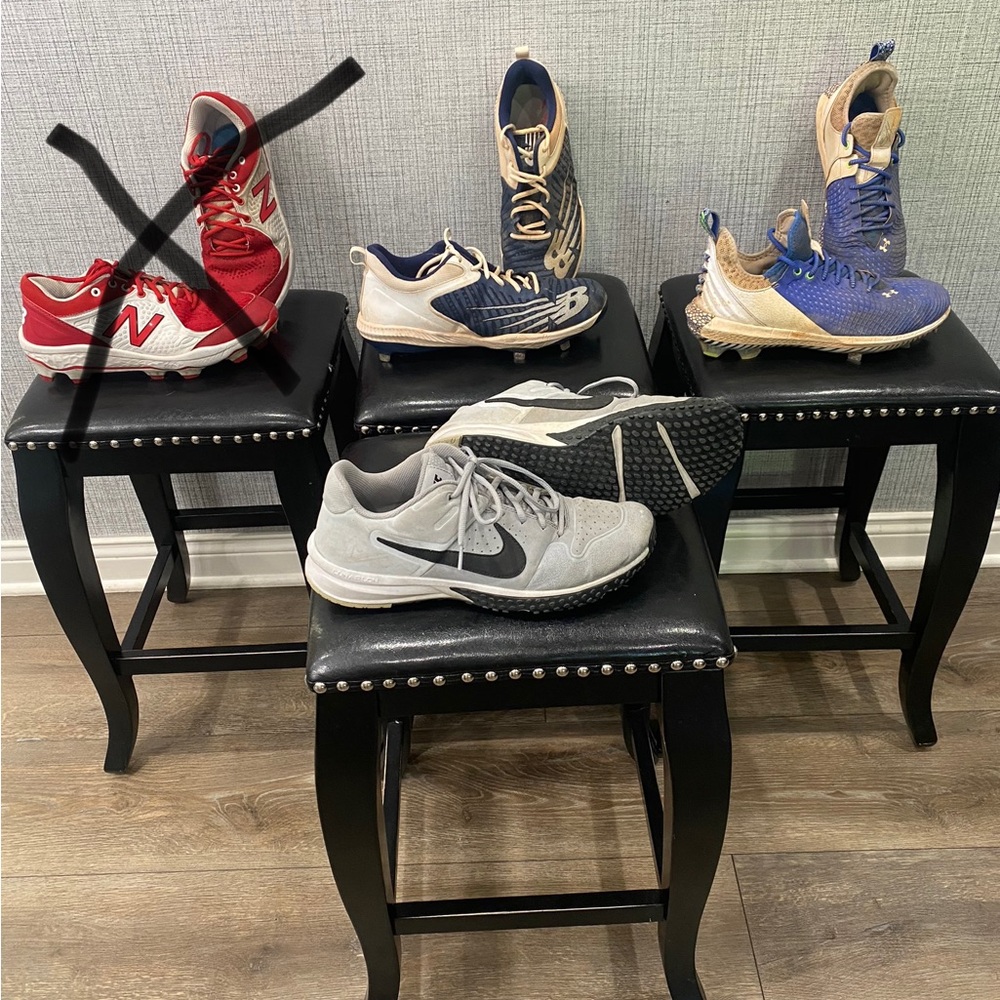 Men’s used baseball cleats